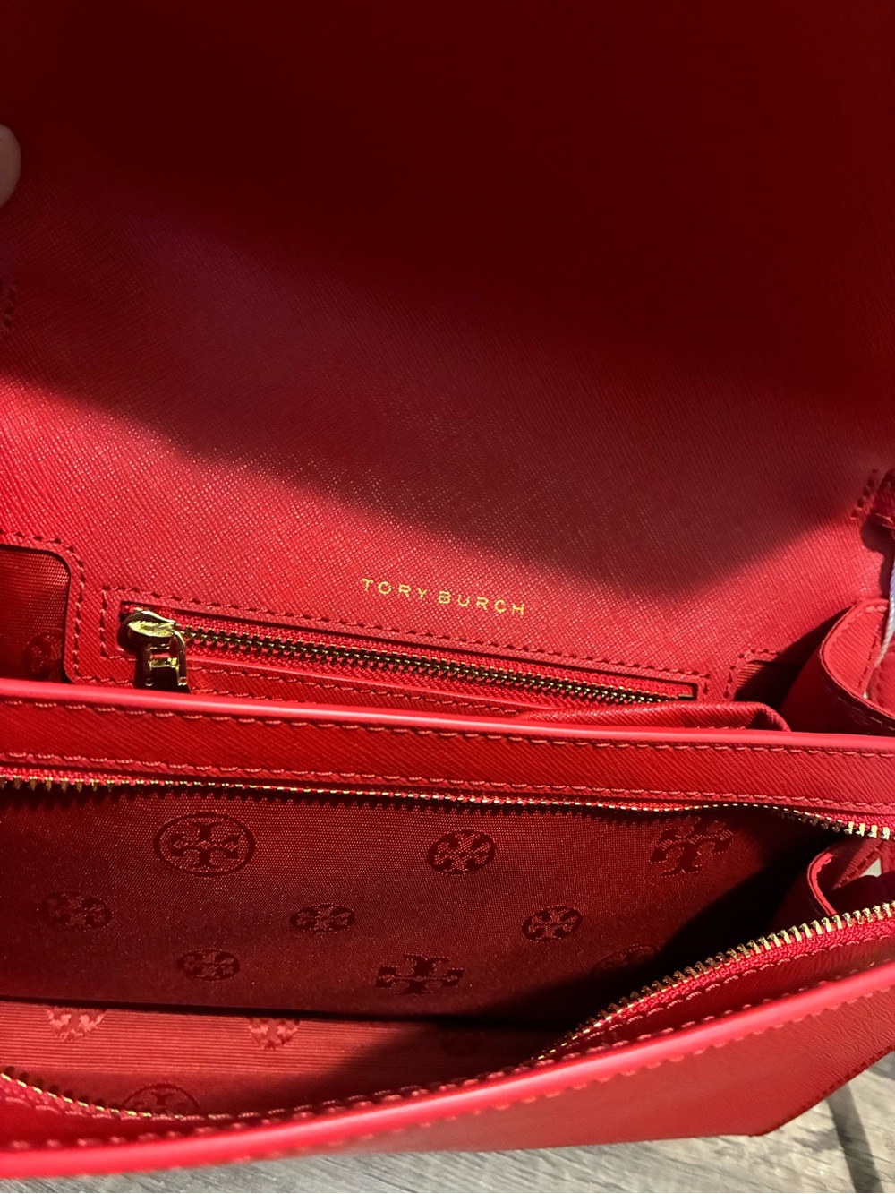 Tory Burch Red Saffiano Crossbody with Gold Logo - Picture 4 of 8